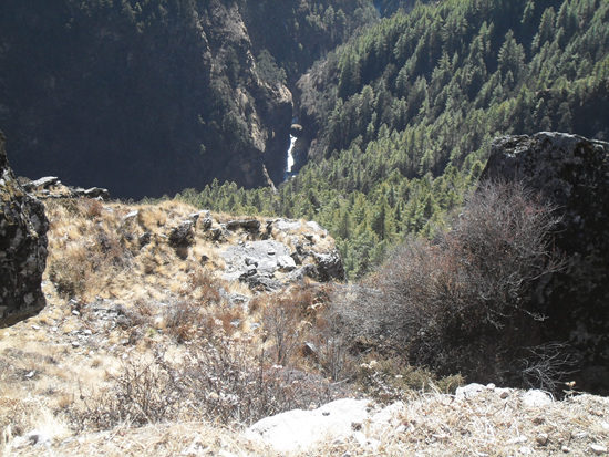 가운데 보인는 협곡까지 높이가 1,200m 정도 차이가 난다.