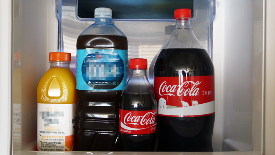 냉장고 음료수 공간을 차지하고 있는 코카콜라는 욕망의 음료수가 된지 이미 오래입니다. 