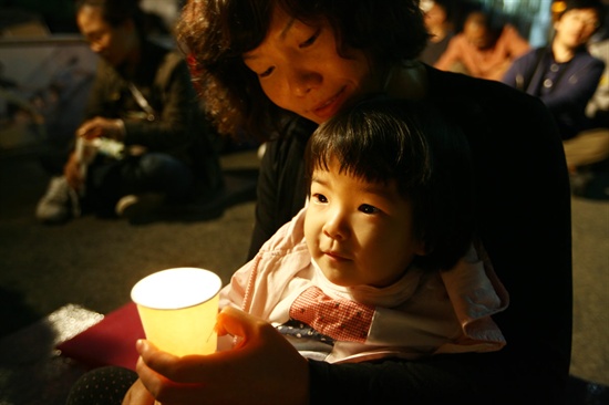  두 돌이 지나 무럭무럭 자라나는 세연이. 기륭투쟁은 끝이 보이지 않았지만 생명의 자람은 그 자체로 힘이 되었다.(2010년 9월 27일)