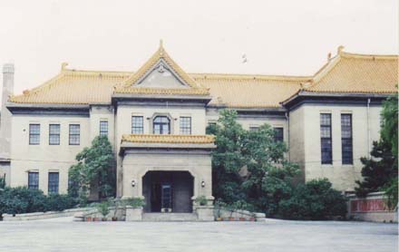 푸이 만주국 황제궁 동덕전으로 지금은 '위황궁'이라는 이름으로 지린성 박물관 전시실이 되어 있었다. 