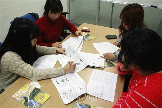 전남대 법학전문대학원 인권법연구회 학생으로 구성된 '빗자루에 희망을'이 22일 오후 광주 북구 전남대에서 회의를 하고 있다.