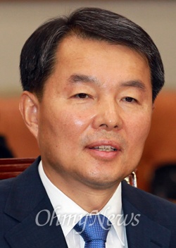 이진성 헌법재판관. 사진은 2012년 9월 서울 법제사법위원회에서 열린 인사청문회 당시 모습.