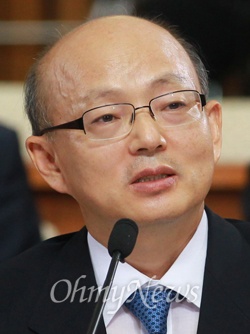 안창호 헌법재판관. 사진은 2012년 9월 서울 법제사법위원회에서 열린 인사청문회 당시 모습.