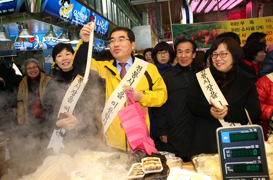  양기대 광명시장이 광명전통시장을 찾아 전통시장 살리기 캠페인을 실시했다.