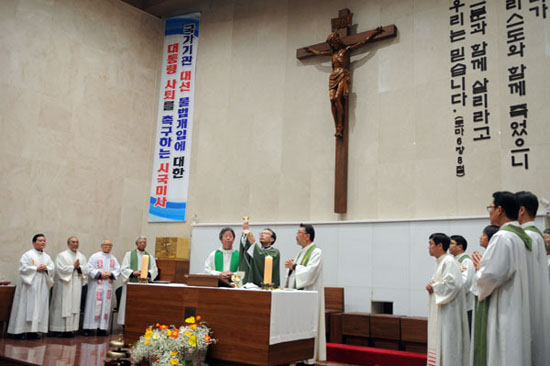 마산교구 시국미사 천주교 정의구현 마산교구 사제단이 주회한 마산교구 시국미사가 27일 오흐 7시 30분 거제시 고현성당에서 거행되었다. 