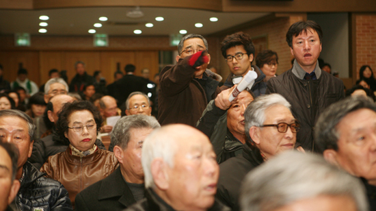 시국미사 방해 성당 안에 입장한 보수단체 회원들이 미사 전부터 소란을 피웠다. 그들 중에는 신지가 아닌 사람들도 있어 보였다. 