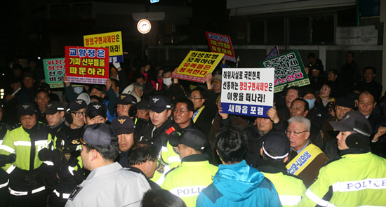 성당 밖의 미사 방해 보수단체 회원들은 미사가 진행되는 동안에도 성당 밖에서 계속적으로 소란을 피웠다.  