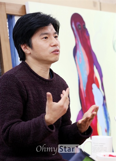  안중경 화가가 9일 오후 서울 연희동에 위치한 자신의 화실에서 오마이스타와 인터뷰를 하며 자신의 작품세계에 대해 이야기하고 있다. 