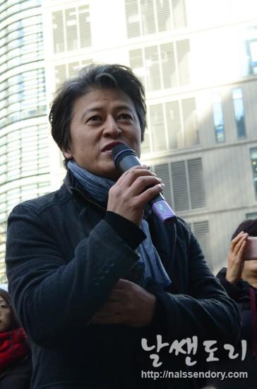 1월 29일, 일본대사관 앞에서 진행된 일본군 '위안부' 문제 해결을 위한 1111차 정기수요집회에서 몯당연필 대표 배우 권해효씨가 발언을 하고 있다.