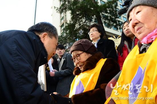 1월 29일, 일본대사관 앞에서 진행된 일본군 '위안부' 문제 해결을 위한 1111차 정기수요집회에서 이재정 전 통일부장관이 일본군'위안부' 피해자들과 악수를 하고 있다.