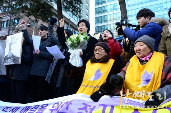 1월 29일, 일본대사관 앞에서 진행된 일본군 '위안부' 문제 해결을 위한 1111차 정기수요집회에서 참가자들이 구호를 외치고 있다.