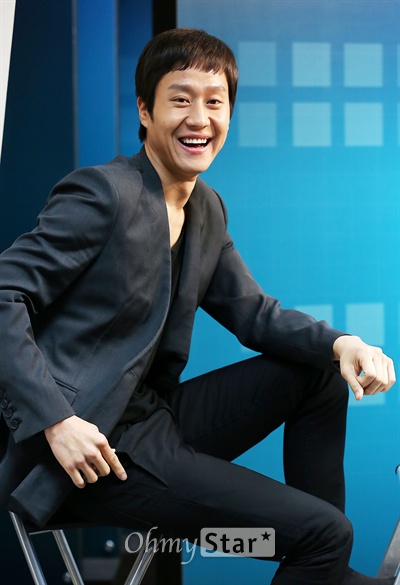   tvN드라마 <응답하라 1994>에서 쓰레기 역의 배우 정우가 20일 오후 서울 상암동 오마이스타 사무실에서 인터뷰를 하기에 앞서 포즈를 취하고 있다.