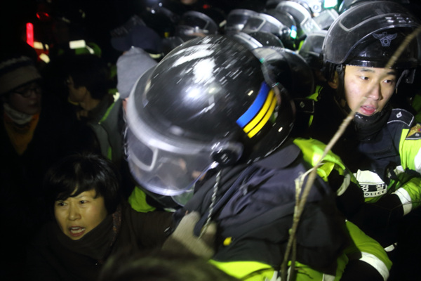 경찰들과 충돌한 희망버스 참가자들이 몸싸움을 벌이고 있다. 