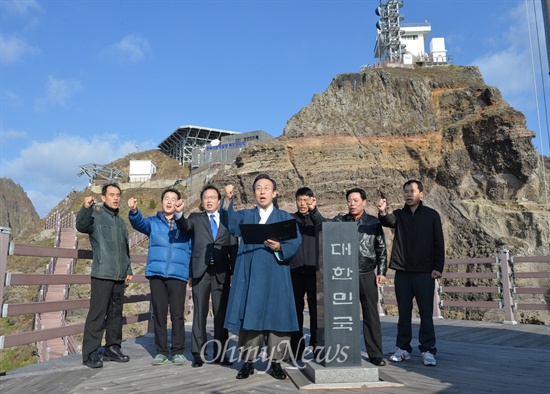 김관용 경북도지사와 경북도 공무원들은 29일 오전 독도에서 일본 문부과학성이 독도를 자국 영토로 명기한 학습지도요령해설서를 발표한 데 대해 강하게 규탄했다.