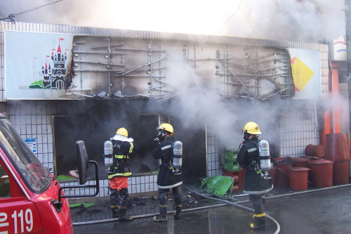 2002년 1월 29일, 개복동 유흥업소 '대가' 건물 화재를 진압하는 장면.
