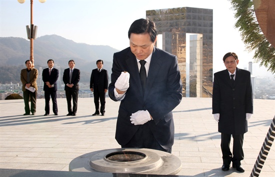 박완수 창원시장은 지난 22일 경남지사 선거 출마선언한 뒤 마산 3.15국립묘지를 참배했다.