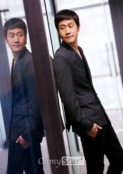  tvN드라마 <응답하라 1994>에서 쓰레기 역의 배우 정우가 20일 오후 서울 상암동 오마이스타 사무실에서 인터뷰를 하기에 앞서 포즈를 취하고 있다.