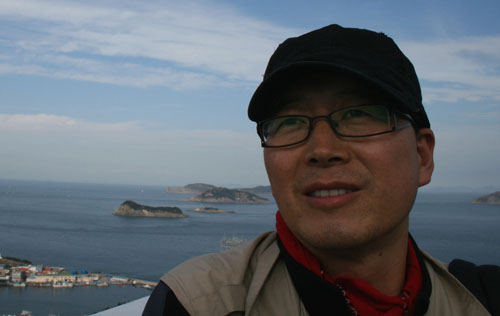 《아빠와 함께 떠나는 소금 여행-어떤 소금을 먹을까?》의 저자 김준. 그는 어촌 사회를 연구하며 20년이 넘도록 갯벌과 섬을 다니면서 어민을 만나고 있다.