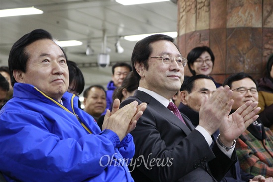 지난 1월 29일 광주 서구 상무역 만남의장소에서 열린 '김한길과 최명길의 토크콘서트'에 강운태 광주시장(왼쪽)과 이용섭 의원이 토크콘서트에 참석해 나란히 앉아 있다.