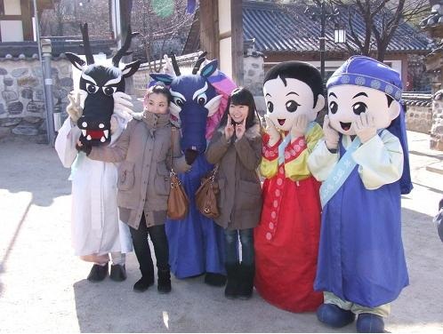 남산골 한옥마을에서 열린 설 축제에 참여한 관광객들 모습 
