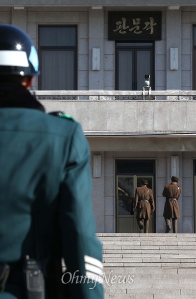 지난 2014년 1월 29일 오전 경기 파주시 판문점에서 북한군 경비병들이 판문각으로 들어가고 있는 모습. 