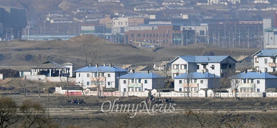경기도 파주시 대성동 마을에서 바라본 북측 기정동마을 들판과 개성공단의 모습.