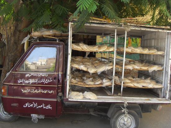 이집트 길거리 어디에서나 이렇게 소위 걸레빵이라 불리는 에이쉬를 파는 것을 쉽게 볼 수 있다.