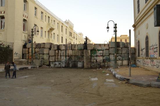가든시티와 타흐리르 광장을 가로막은 돌 벽.