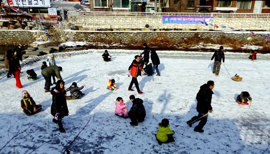 한겨울 홍제천은 주민들과 아이들의 썰매 놀이터가 되어 준다. 