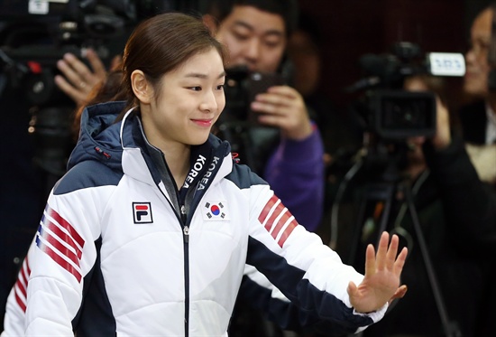  여자 피겨스케이팅 김연아가 1월 23일 오후 서울 노원구 공릉동 태릉선수촌 챔피언하우스에서 열린 제22회 소치동계올림픽 한국 선수단 결단식에 참석하며 손을 흔들고 있다. 