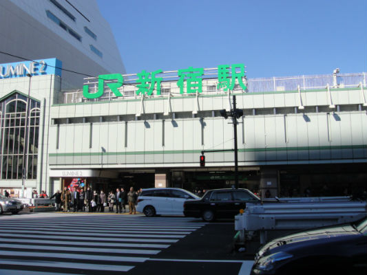 　　도쿄 JR신주쿠 역입니다. 이 부근 한국인 거리에 한국 먹거리나 물건을 파는 가게가 많습니다. 