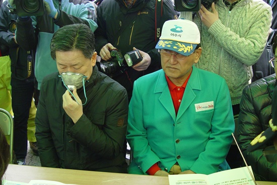 2월 1일 오전 11시 30분, 윤진숙 해양수산부 장관과 주승용 국회의원 그리고 김충석 여수시장이 전남 여수 앞바다 기름 유출 사고 현장을 방문했습니다.