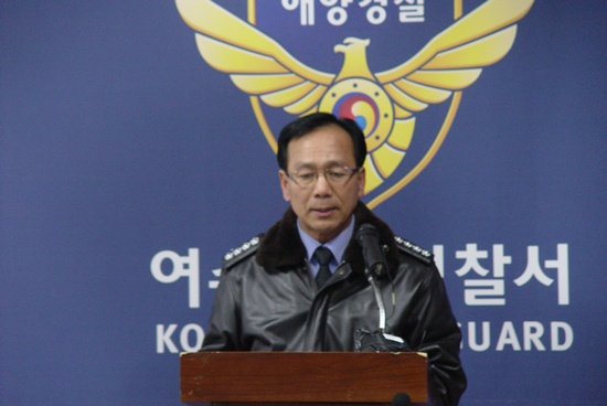 1일 오후 5시, 여수해양경찰서 회의실에서 김상배 서장이 '여수산단 낙포각 원유 2부두 기름 해상유출'과 관련해서 브리핑을 열었습니다. 