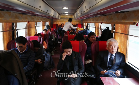 김한길 민주당 대표와 당직자들이 1일 오후 전북 인산 일정을 마치고 충남 천안을 향한 세배버스 안에서 휴식을 취하고 있다.  