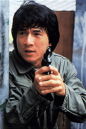 폴리스 스토리(1985) 1985년작인 폴리스 스토리 1편의 한 장면. 신입경찰인 주인공 진가구(성룡)는 범인을 소탕하기 위해 총을 들고 있다.