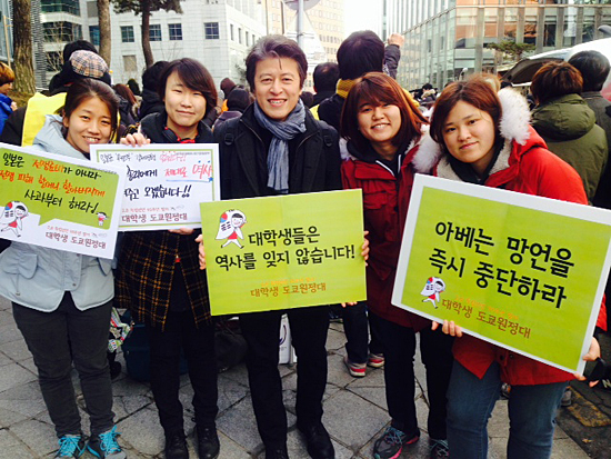 1111차 수요집회에서 겨레하나 홍보대사인 배우 권해효씨가 2.8 대학생 도쿄원정대를 응원해주셨습니다.