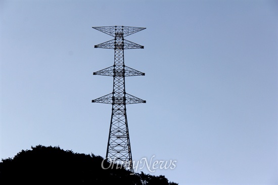 2014년 2월 한국전력공사는 밀양시 단장면 동화전마을 쪽 산에 '신고리-북경남 765kV 송전선로' 95번 철탑을 완료해 세워 놓았다.