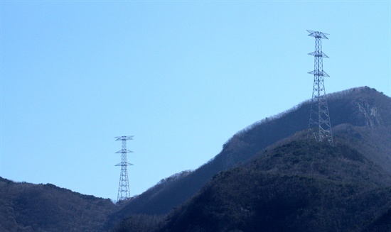 한국전력공사는 '신고리-북경남 765kV 송전선로' 공사를 계속하고 있다. 사진은 밀양 단장면 바드리마을 쪽에 있고 조립이 완료된 86번(왼쪽)과 88번(오른쪽) 철탑 모습.
