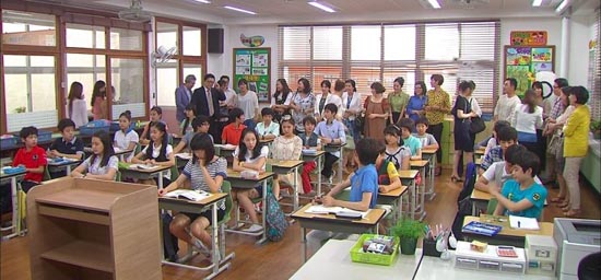 MBC <여왕의 교실>에서 학부모 참여 수업을 하고 있는 장면.