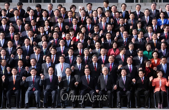 강창희 국회의장과 새누리당 황우여 대표, 민주당 김한길 대표를 비롯한 여야 의원들이 3일 오후 서울 여의도 국회의사당 본청 앞에서 단체 기념사진을 찍고 있다. 이날 촬영은 1948년 5월 31일 제헌국회 개원식 후 66년만의 단체기념사진이다.