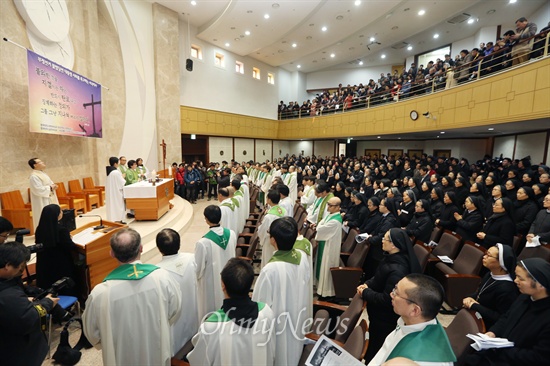 3일 오후 서울 마포구 예수회센터에서 열린 '부정선거 불법당선 대통령사퇴 촉구 시국미사'에서 천주교 수도자들과 신도들이 참석하고 있다.