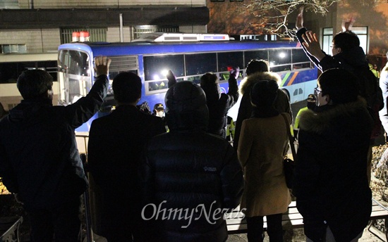 통합진보당 당원 "이석기 의원님 힘내세요" 검찰이 내란음모 등 혐의를 받고 있는 이석기 통합진보당 의원에게 징역 20년을 구형한 가운데, 3일 오후 경기도 수원 영통구 수원지방법원에서 이 의원을 태운 것으로 추정되는 차량이 떠나자, 당원들이 손을 흔들고 있다.