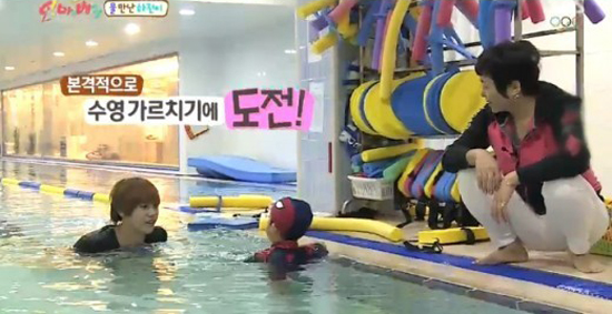  3일 방송된 SBS <오! 마이 베이비>의 한 장면. 엠블랙의 미르가 조카 하진이에게 수영을 가르치고 있다. 