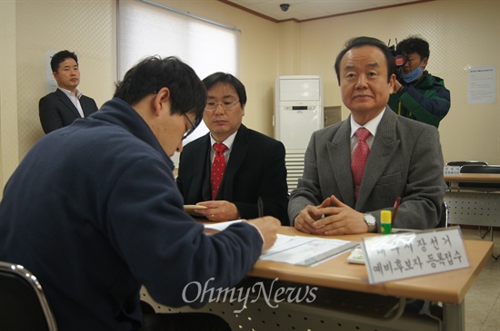  주성영 전 새누리당 국회의원이 4일 오전 대구시선관위에서 대구시장 예비후보 등록을 하고 있다. 