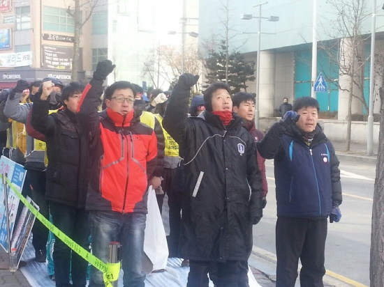 구호를 외치고 있는 집회 참석자들! "노동조합 인정하고, 근로기준법을 준수하라!"며 구호를 외치고 있다.