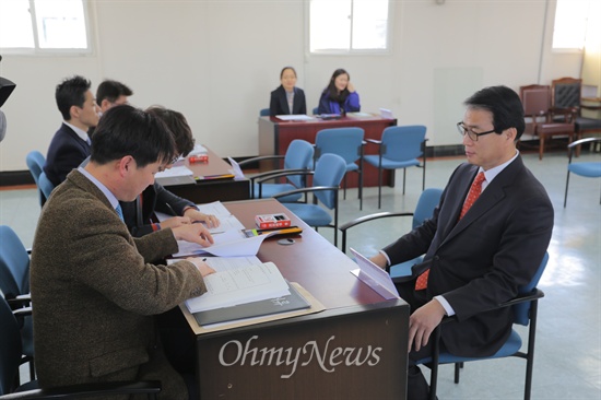  권오을 전 국회 사무총장이 4일 오전 경북선관위에서 경북도지사 예비후보 등록을 마치고 본격적인 선거운동에 돌입했다. 