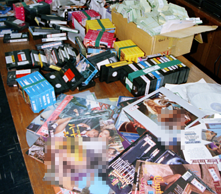 검찰이 지난 1994년 음란비디오 일제단속을 벌여 압수한 각종 비디오 테잎과 레이저 디스크. (기사와 관련 없음) 