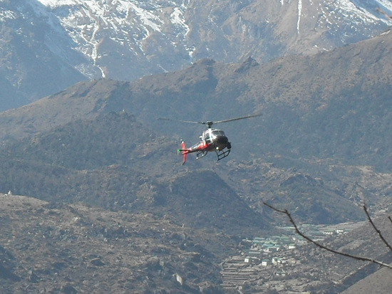 히말리아에서 헬리콥터는 위급한 상황에서 아주 유용하게 쓰인다.