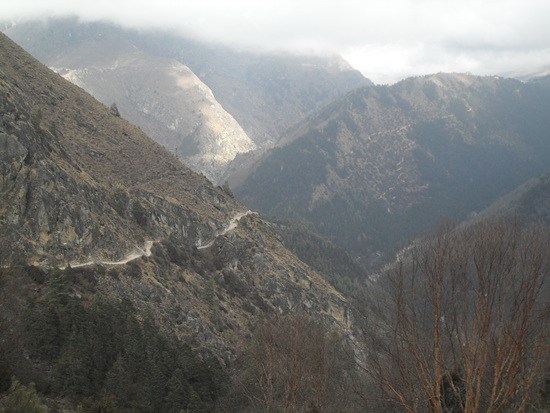 캉주마로 가는 길(왼쪽) 풍기텡가에서 텡보체로 가는 길(오른쪽 가운데 산)