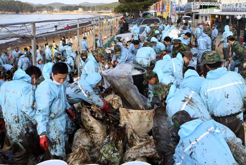 지난 2007년 태안 앞 바다에서 기름유출사고가 발생, 자원봉사자들이 방제작업을 하고 있는 모습